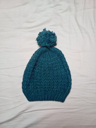 Gorro de lana verde con pompón
