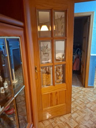 Puerta de madera dos de ellas con cristales
