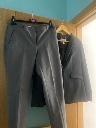 Traje de mujer gris (pantalón y blazer)