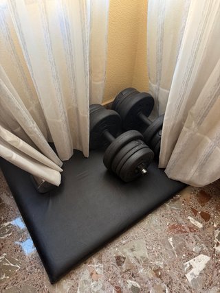Banco de gimnasio completo con pesas