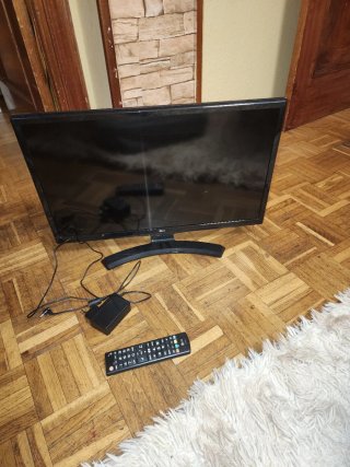 Televisión LG Negra con cables y mando