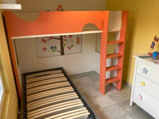 Litera infantil/juvenil blanco naranja.