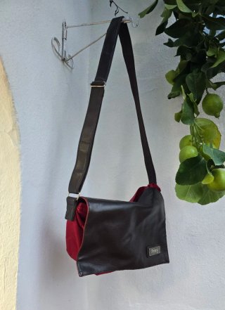 Bolso bandolera Fergi rojo y marrón.