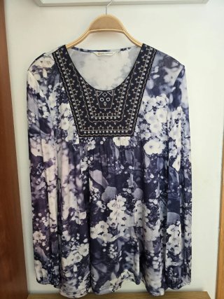 CAMISETA MARCA CHARELI TALLA 52 .(SE ADAPTA 46-48)