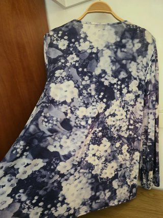 CAMISETA MARCA CHARELI TALLA 52 .(SE ADAPTA 46-48)