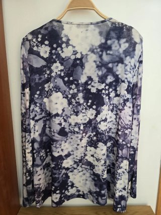 CAMISETA MARCA CHARELI TALLA 52 .(SE ADAPTA 46-48)