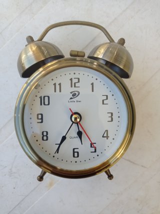 Despertador Dourado com Sino Duplo