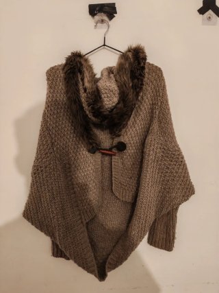 Bata de casa tipo capa con cuello de pelo