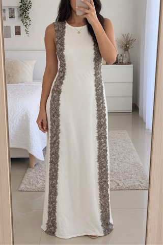 Vestido largo blanco con detalles de encaje
