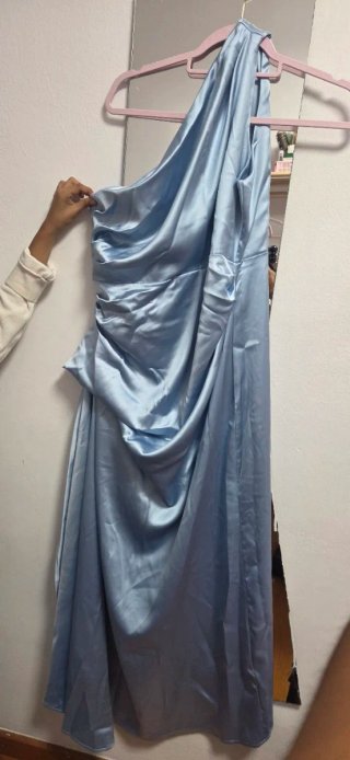 Vestido de fiesta azul asimétrico