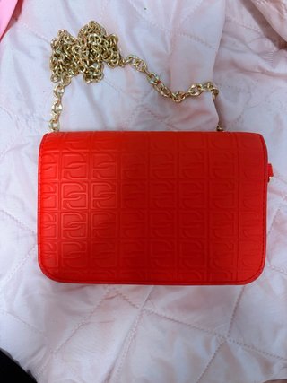 Bolso de mano rojo con cadena dorada