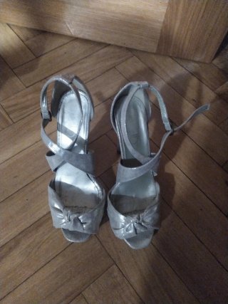 Sandalias de tacón doradas Talla 36