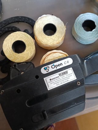 Etiquetadora Open C6 con rollos de cinta