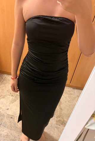 Vestido negro strapless con fruncido