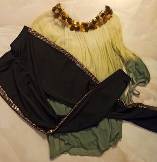 Set outfit leggings con paillettes e blusa