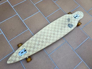 Longboard de bambú con diseño a cuadros