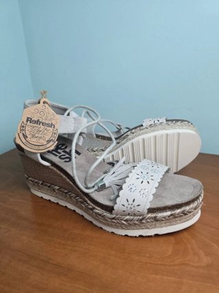 SANDALIAS CUÑA REFRESH T-37. CON ETIQUETA