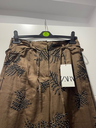 Pantalón Zara con abalorios y cinturón Talla S