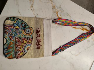 Bolso de hombro multicolor con bordado