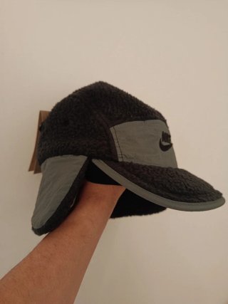 Gorra Nike Fly de 5 paneles y forro polar.