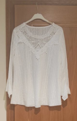Blusa blanca encaje manga acampanada