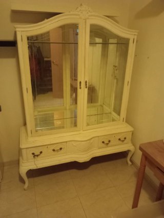 Vitrina antigua blanca con puertas de cristal