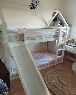 Litera infantil con tobogán y cama inferior