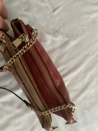Bolso pequeño piel cocodrilo marrón y rojo