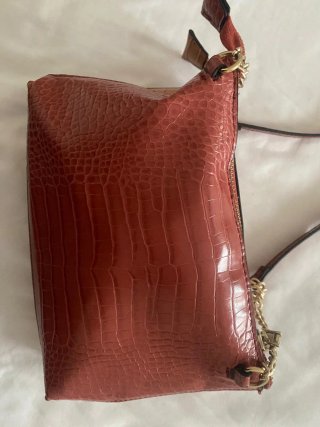 Bolso pequeño piel cocodrilo marrón y rojo