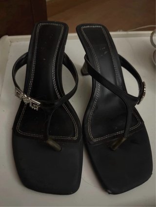 Sandalias Negras con Detalle de Bad Gyal