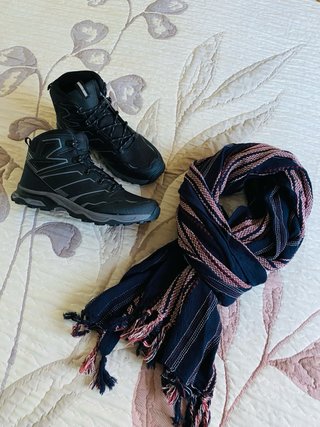 Botas de Trekking Sin Estrenar y Bufanda Nueva