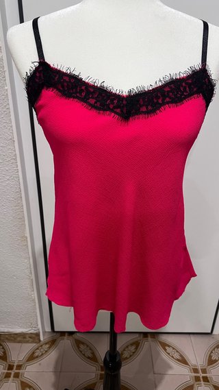 Top de tirantes regulables rosa con puntilla negra