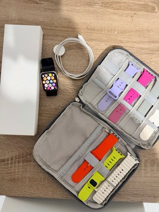 Apple Watch con correas y cargador. Serie 9 45 mm