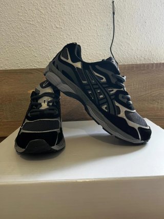 Zapatillas Asics Negras y Grises
