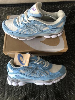 Zapatillas Asics azules y blancas
