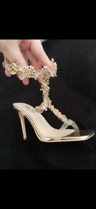 Sandalias de tacón con pedrería doradas