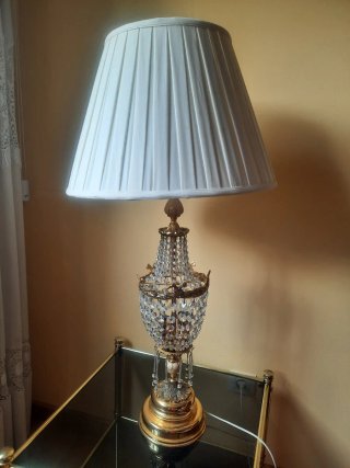 Elegante lámpara de mesa con tulipa
