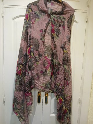 Chal gasa floral violeta y fular berenjena