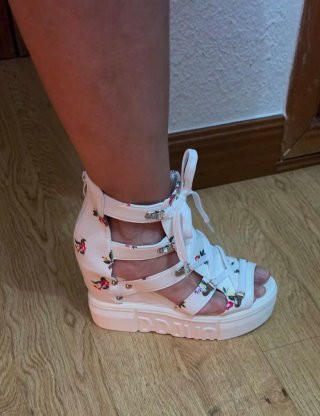 Sandalias blancas con cuña y flores