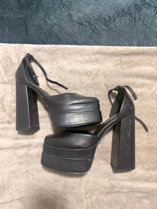 Zapatos de plataforma negros con pulsera