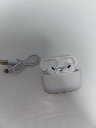 Cascos inalámbricos blancos con cable