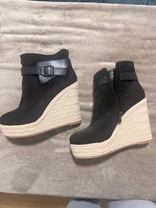 Botines de cuña negros y beige