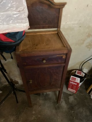 Mesita de noche antigua de madera