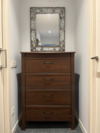 Cómoda de madera y espejo decorativo