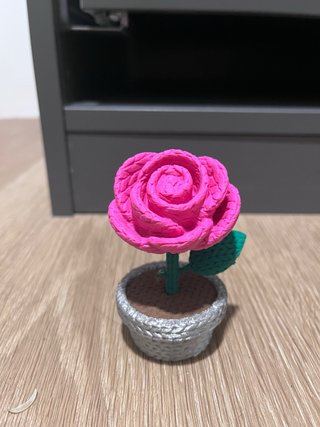 Maceta con Rosa Rosa Efecto Ganchillo 3D