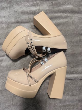 Zapatos de tacón beige plataforma
