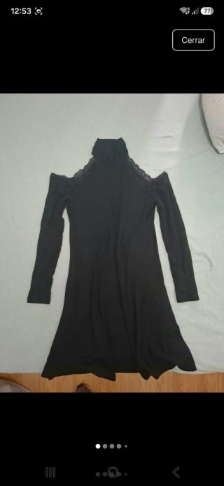 Vestido negro hombros descubiertos y cuello alto