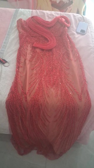 Vestido rojo con pedrería y collar