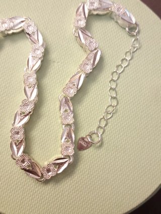 Pulsera de plata con diseño floral