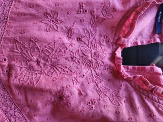 Blusa rosa con bordados y volantes